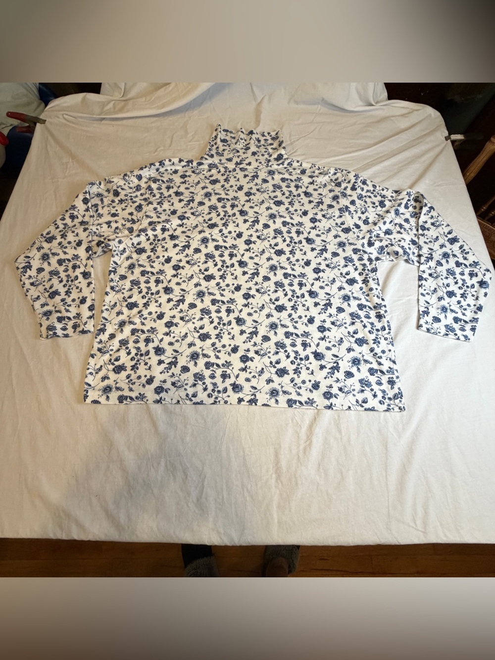 Stefano Basics White Turtleneck Top with Blue Floral Print Size 26/28W